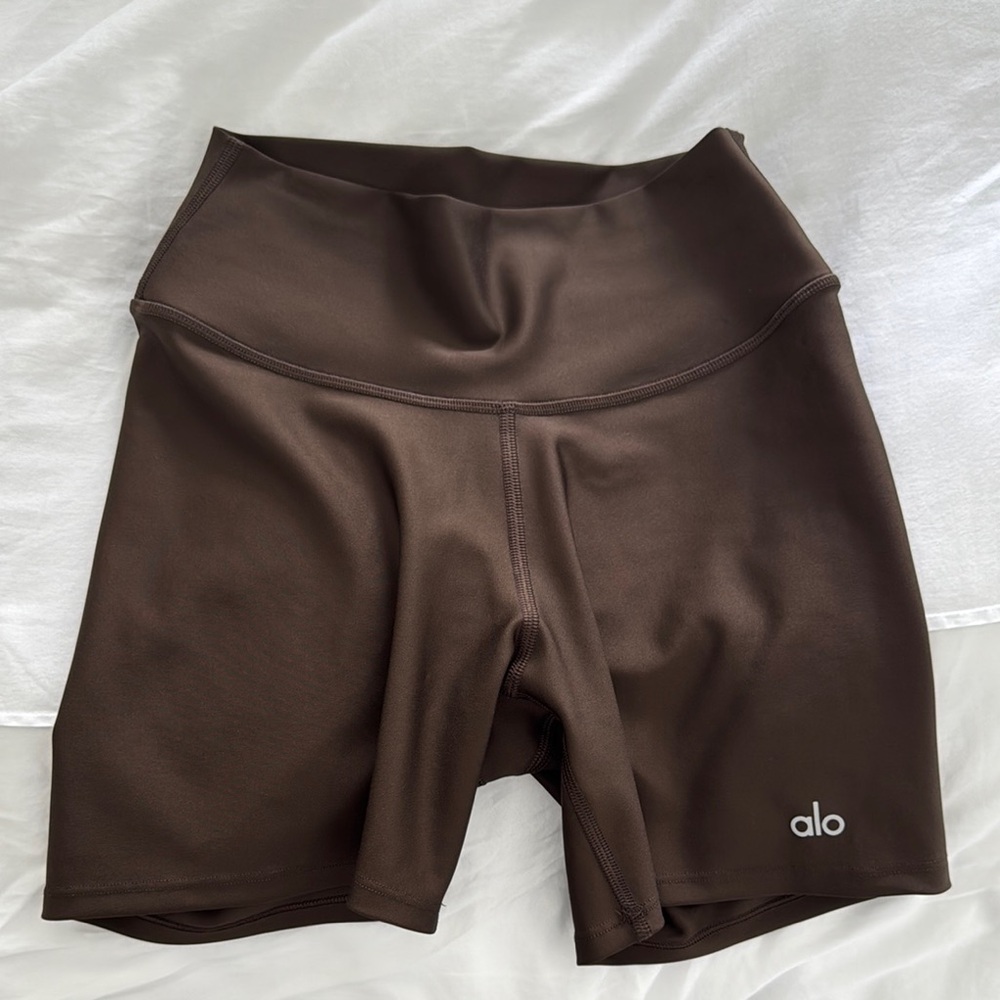 ALO Yoga Women's Chocolate Biker Shorts - 5”